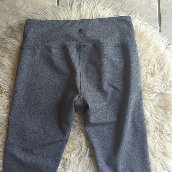 REI Co-Op Soft Gray Cropped Leggings XS Workout Active Outdoor Pants 3/4 Length - Picture 3 of 5